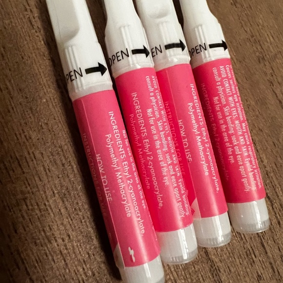 Set of *20* Olive and June individual nail glue tubes - Picture 2 of 3